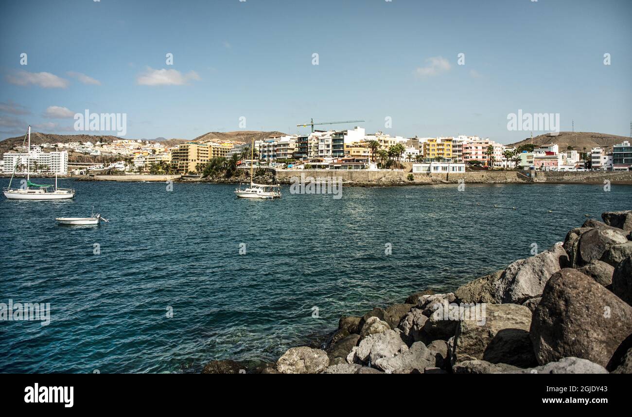 La pandemia della corona ha colpito duramente Gran Canaria. Nel 2020, poco più di 21,000 turisti hanno visitato le Isole Canarie. La città di ArguineguÃ­n è solitamente piena di turisti, ma ora ci sono solo migranti provenienti dal Nord Africa che vagano per il piccolo villaggio di pescatori. Ciò ha causato irritazione e conflitto con la gente del posto. La maggior parte dei migranti è stata ospitata in alberghi pagati da organizzazioni per i diritti umani. Foto: Carolina Byrmo / Aftonbladet / TT code 2512 Foto Stock