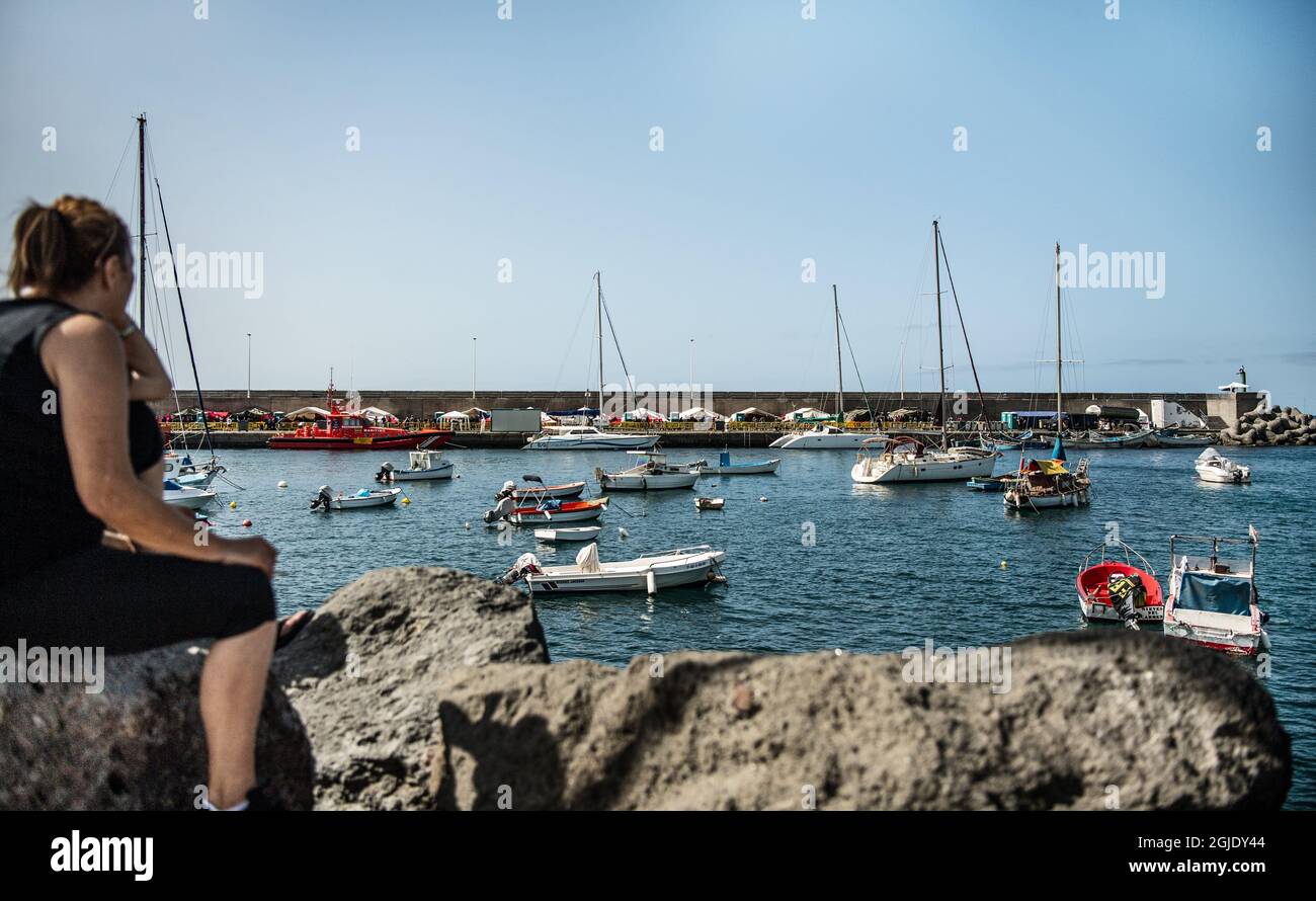 La pandemia della corona ha colpito duramente Gran Canaria. Nel 2020, poco più di 21,000 turisti hanno visitato le Isole Canarie. La città di ArguineguÃ­n è solitamente piena di turisti, ma ora ci sono solo migranti provenienti dal Nord Africa che vagano per il piccolo villaggio di pescatori. Ciò ha causato irritazione e conflitto con la gente del posto. La maggior parte dei migranti è stata ospitata in alberghi pagati da organizzazioni per i diritti umani. Foto: Carolina Byrmo / Aftonbladet / TT code 2512 Foto Stock