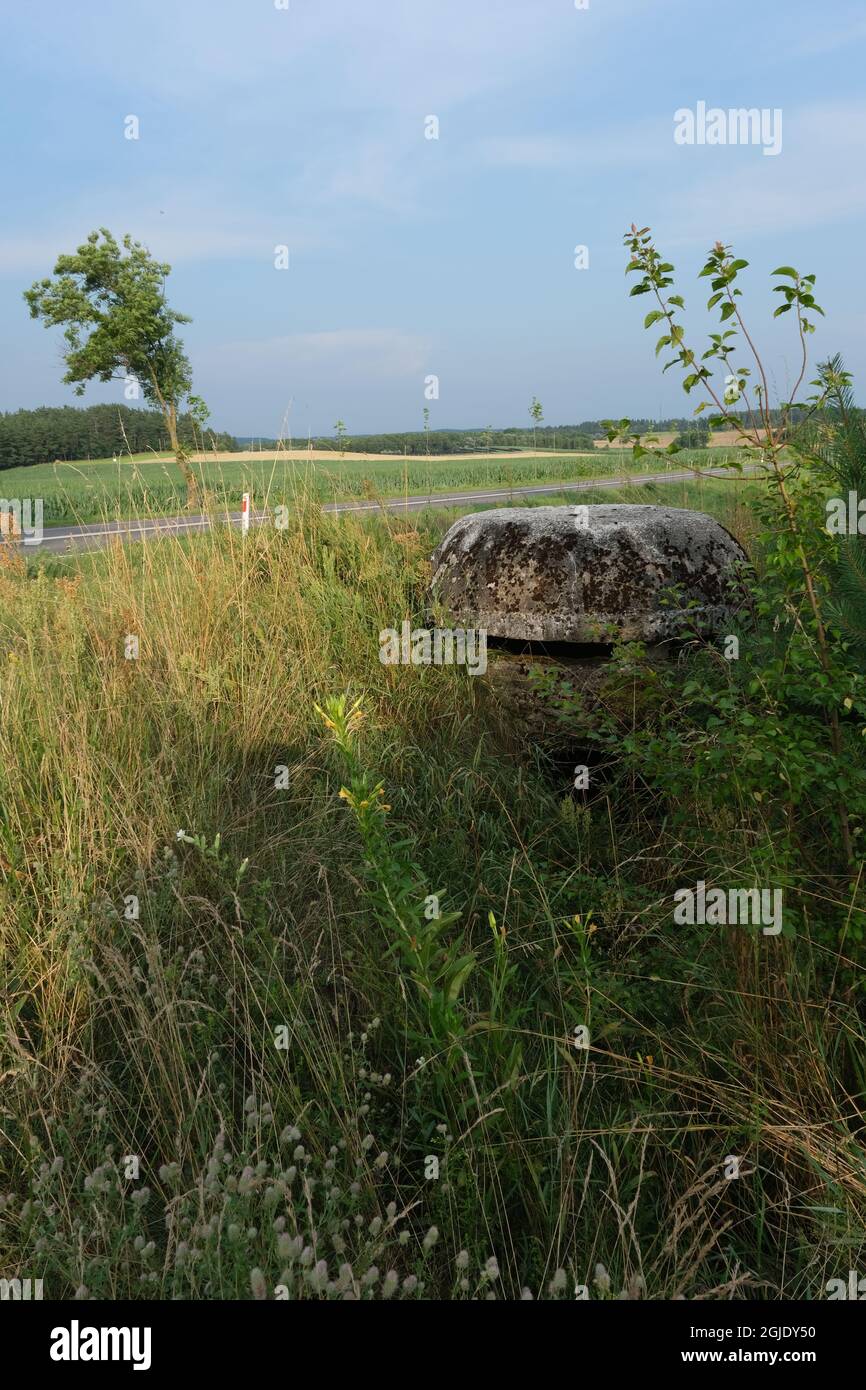 Swydry, Polonia - 16 luglio 2021: Un avamposto tedesco ben conservato con garage. Posizione della linea di difesa strategica. Bunker, casemate, complesso. Warmian-Masuria Foto Stock