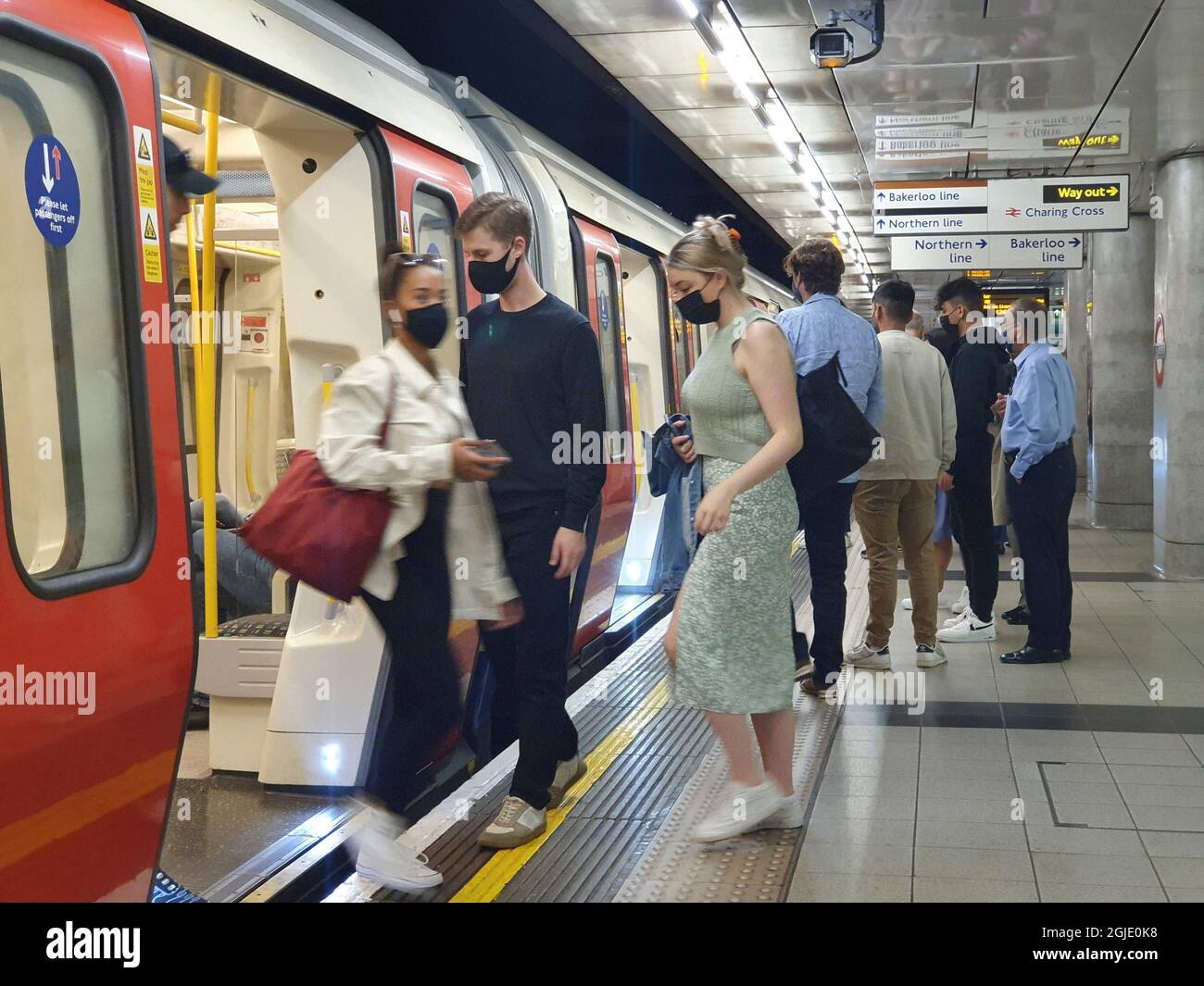 Londra, Regno Unito, 9 settembre 2021: I passeggeri della metropolitana di Londra devono ancora indossare maschere facciali, anche se non tutti lo fanno. Alcuni possono avere esenzioni mediche, ma molte persone non indossano maschere che si sentono sicuri che Transport for London non ha personale sufficiente per applicare le regole. Anna Watson/Alamy Live News Foto Stock