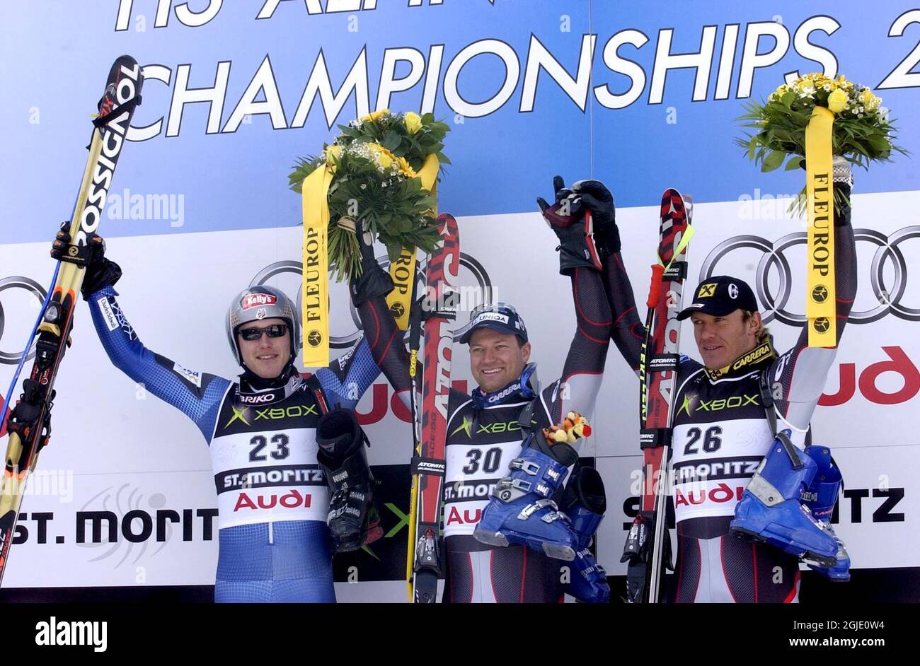 Giunto secondo piazzato Bode Miller degli Stati Uniti, primo classificato Stephan Eberharter d'Austria e Joint secondo posto Hermann Maier sul podio dopo la Mens Super-G. Foto Stock