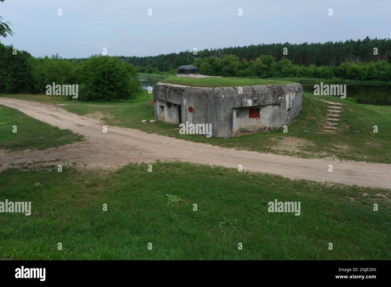 Nowogrod, Polonia - 18 luglio 2021: Linea di difesa polacca sul fiume Narew. T-34 e cannoni da campo sulla collina. Giorno nuvoloso estivo Foto Stock