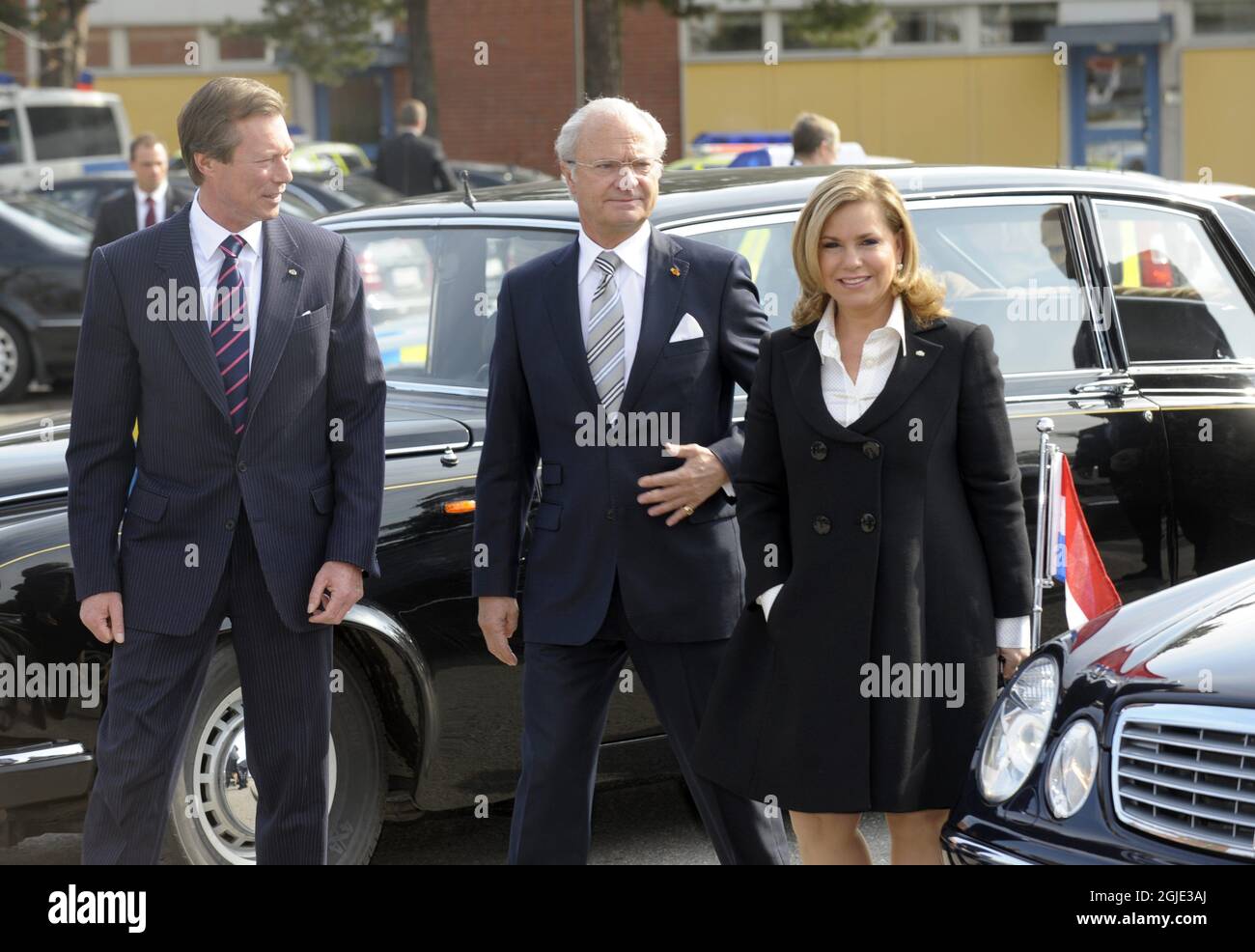 Granduca Henri di Lussemburgo, Re Carl Gustaf di Svezia e Granduchessa Maria Teresa durante una visita alla scuola locale di Tallbohov a Stoccolma, Svezia. Foto Stock