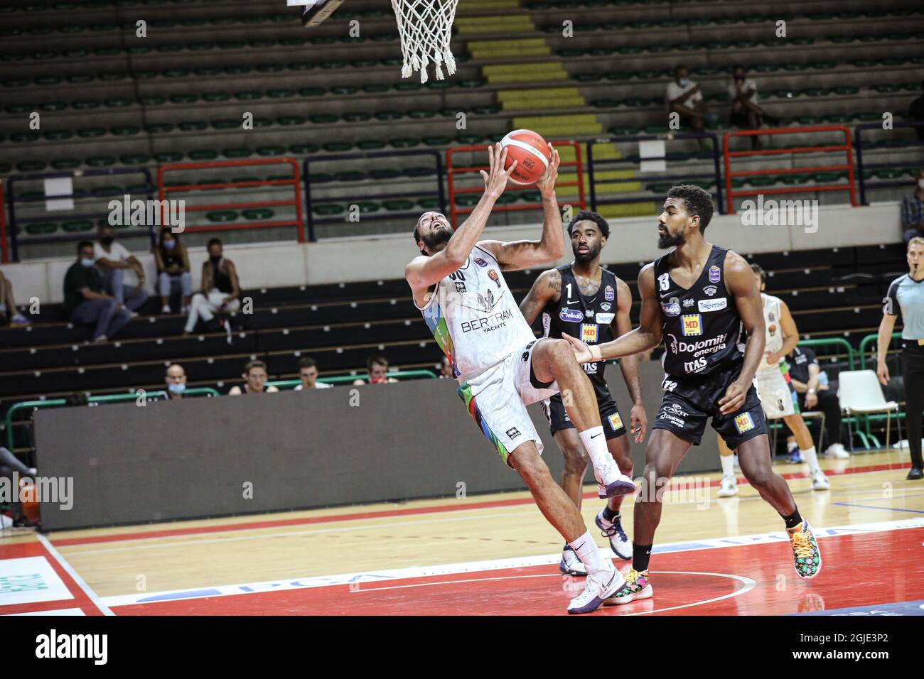 Debutto in casa per il team Dutthona Basket in Supercoppa Discovery+ vs Trento al PalaFerraris di Casale. Bertram Tortona vs Dolomiti energia Trentino 81 - 72. (Foto di Norberto Maccagno/Pacific Press/Sipa USA) Foto Stock