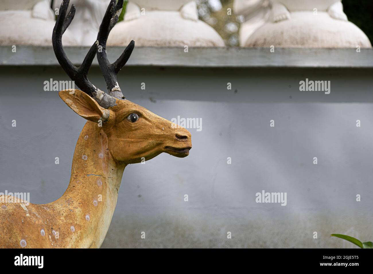 Primo piano di una statua di un cervo con corna Foto Stock