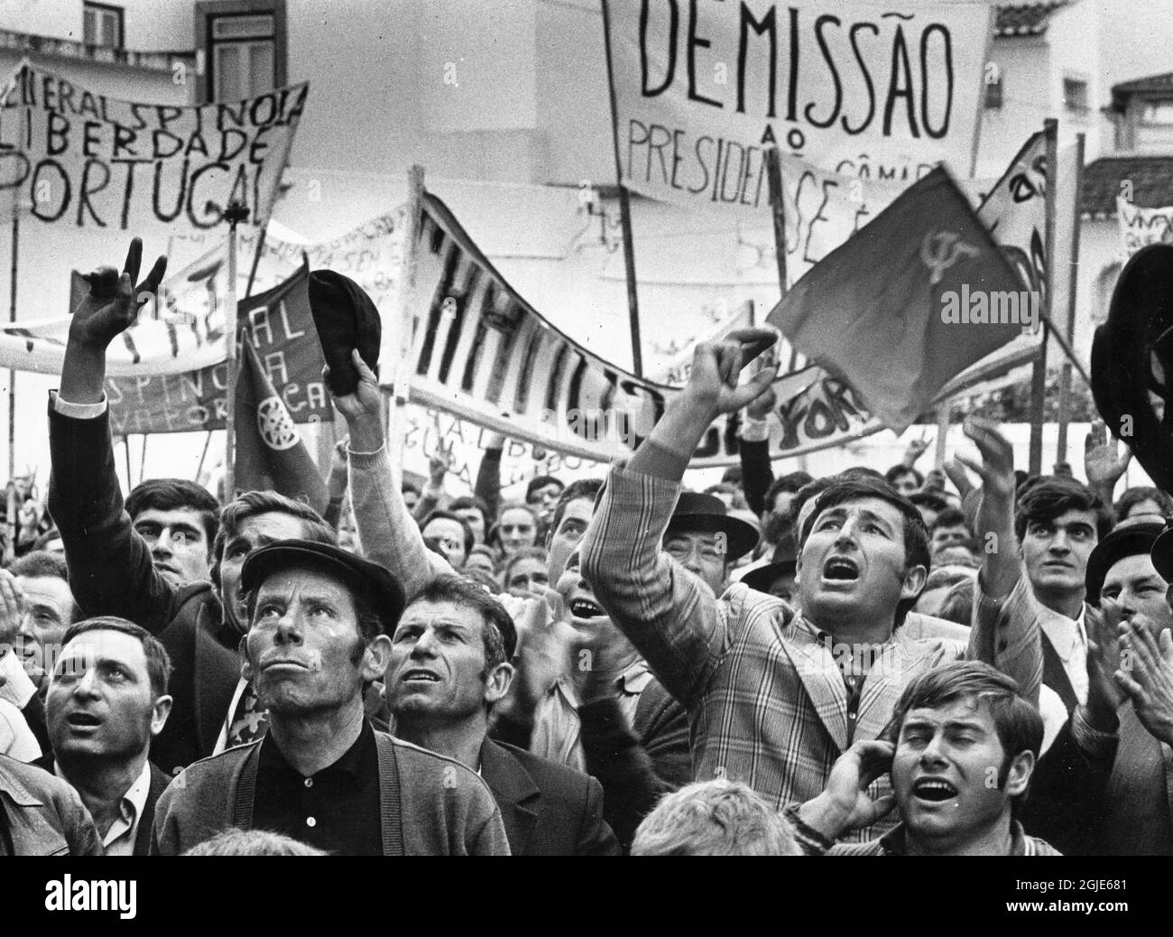 Lisbona 1974-05-08 persone si sono radunate a Lisbona, il 08 maggio 1974, portando manifesti e bandiere dopo un colpo di stato militare socialista, la cosiddetta rivoluzione del garofano in Portogallo. Foto: Sven-Erik Sjoberg / DN / TT / Codice: 53 Foto Stock