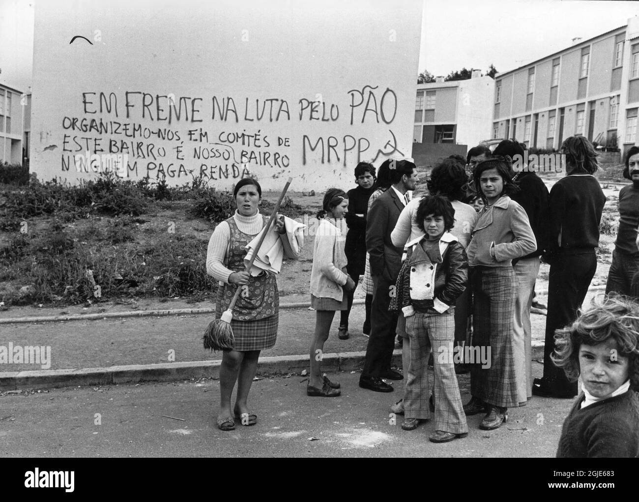 Dopo il colpo di stato militare socialista, la cosiddetta rivoluzione del garofano in Portuga. Sul muro dietro gli occupanti qualcuno ha scritto “in prima linea nella lotta per il pane, formiamo commissioni di MRPP. Questo quartiere è il nostro. Nessuno paga l'affitto ". La fede nei comunisti e nel generale Spinola è incutante. Lisbona, Portogallo, 05 maggio 1974. Foto: Sven-Erik Sjoberg / DN / TT / Codice: 53 Foto Stock