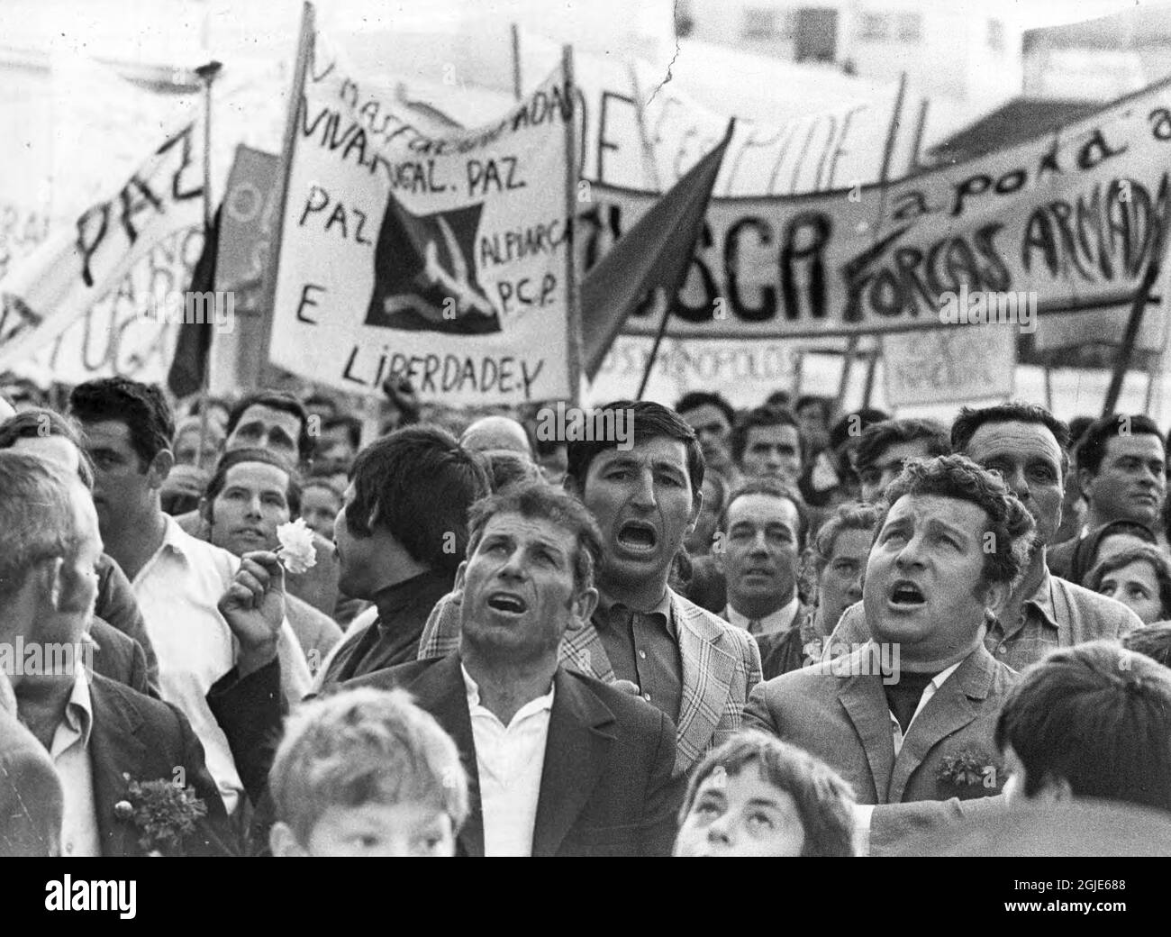 Lisbona 1974-05-08 persone si sono radunate a Lisbona, il 08 maggio 1974, portando manifesti e bandiere dopo un colpo di stato militare socialista, la cosiddetta rivoluzione del garofano in Portogallo. Foto: Sven-Erik Sjoberg / DN / TT / Codice: 53 Foto Stock