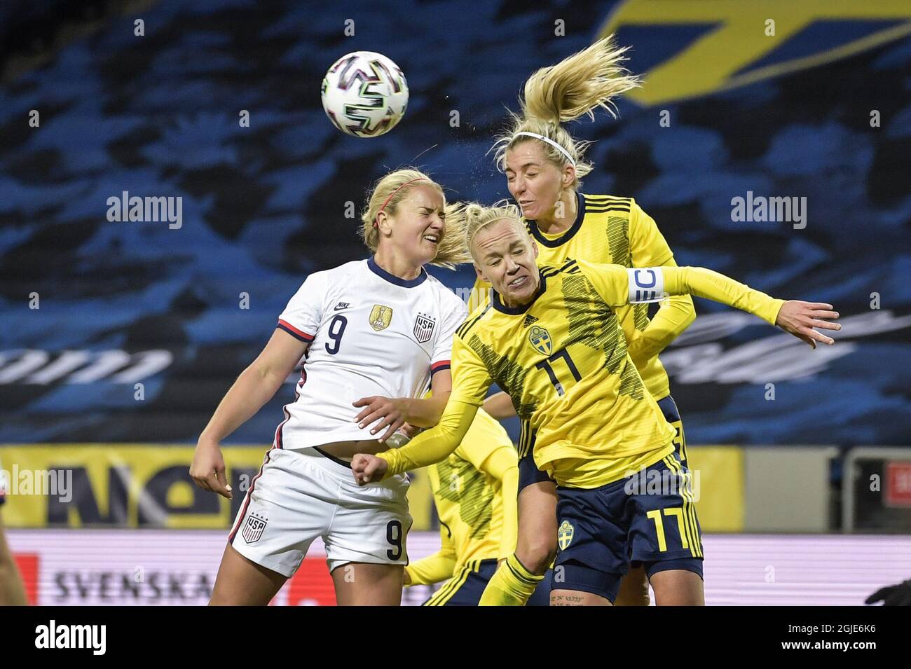 (L-R) Lindsey Horan degli Stati Uniti, Caroline Seger e Linda Sembrant della Svezia in azione durante una amichevole partita di calcio internazionale tra la Svezia e gli Stati Uniti alla Friends Arena di Stoccolma, Svezia, sabato 10 aprile 2021. Foto Janerik Henriksson / TT kod 10010 *SVEZIA FUORI* Foto Stock