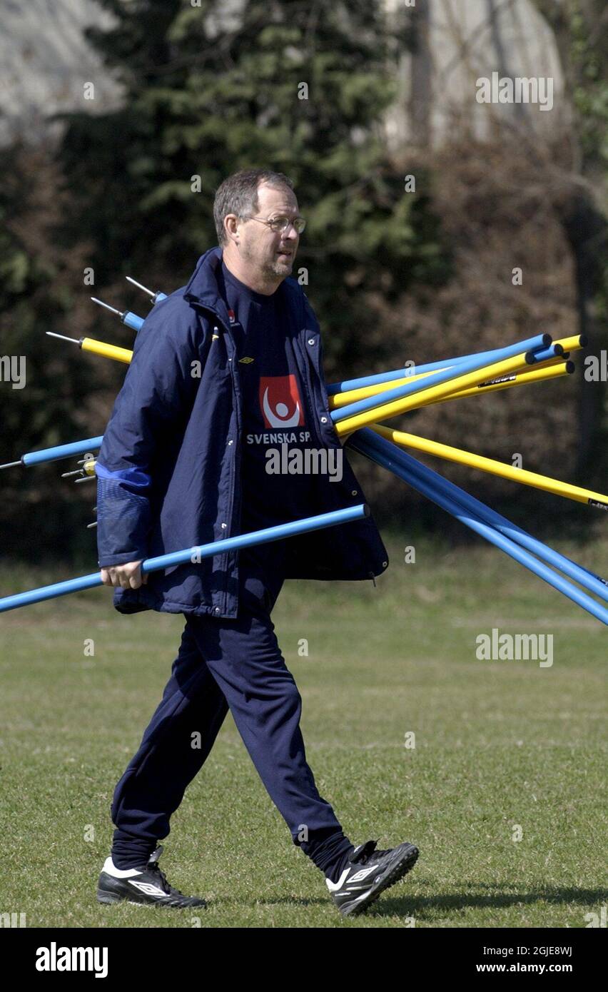 L'allenatore svedese Lars Lagerbaack muove le aste durante l'allenamento Foto Stock