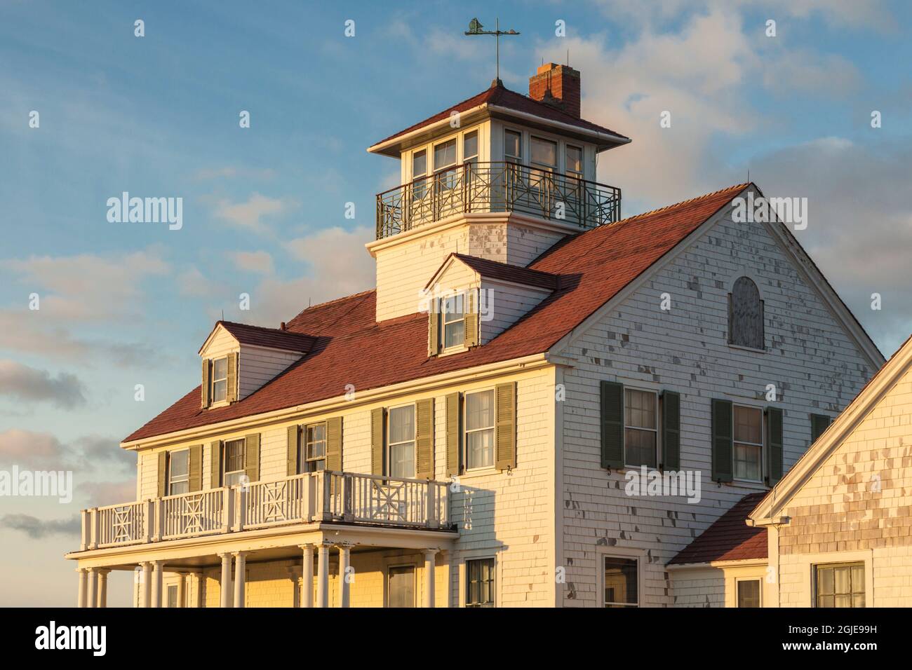 USA, Massachusetts, Cape Cod, Eastham. Coast Guard Beach, ex stazione salvavita all'alba. Foto Stock