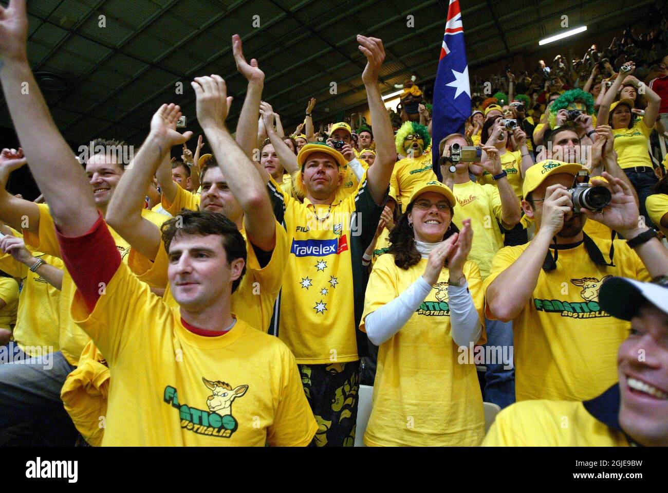 I tifosi australiani acclamano dopo che i Wayne Arthurs e Todd Woodbridge dell'Australia hanno sconfitto Jonas Bjorkman e Thomas Enqvist svedesi per dare al loro paese un inattaccabile 3-0 di vantaggio sulla Svezia Foto Stock