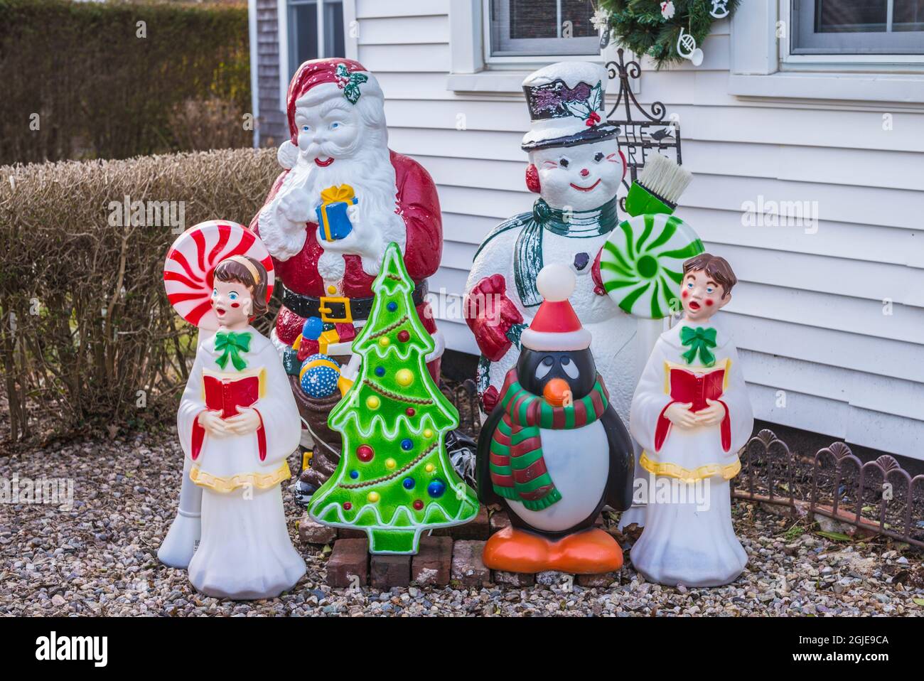 USA, Massachusetts, Cape Cod, Provincetown. Esposizione di Natale con pinguino di Natale Foto Stock