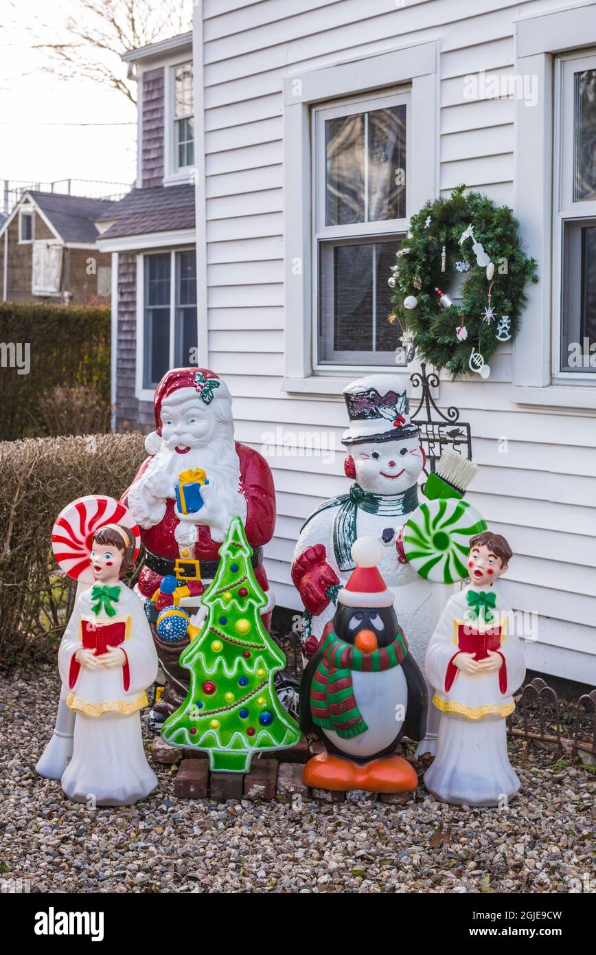 USA, Massachusetts, Cape Cod, Provincetown. Esposizione di Natale con pinguino di Natale Foto Stock