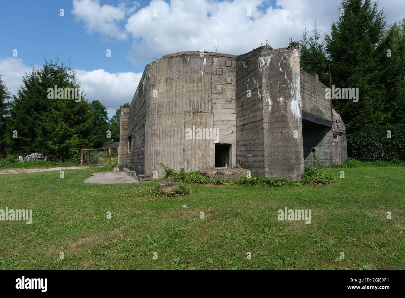 Martiany, Polonia - 19 luglio 2021: Un bunker tedesco ben conservato di tipo Regelbau 105b. La linea di difesa strategica si trova vicino al Wolf's Lair. Foto Stock