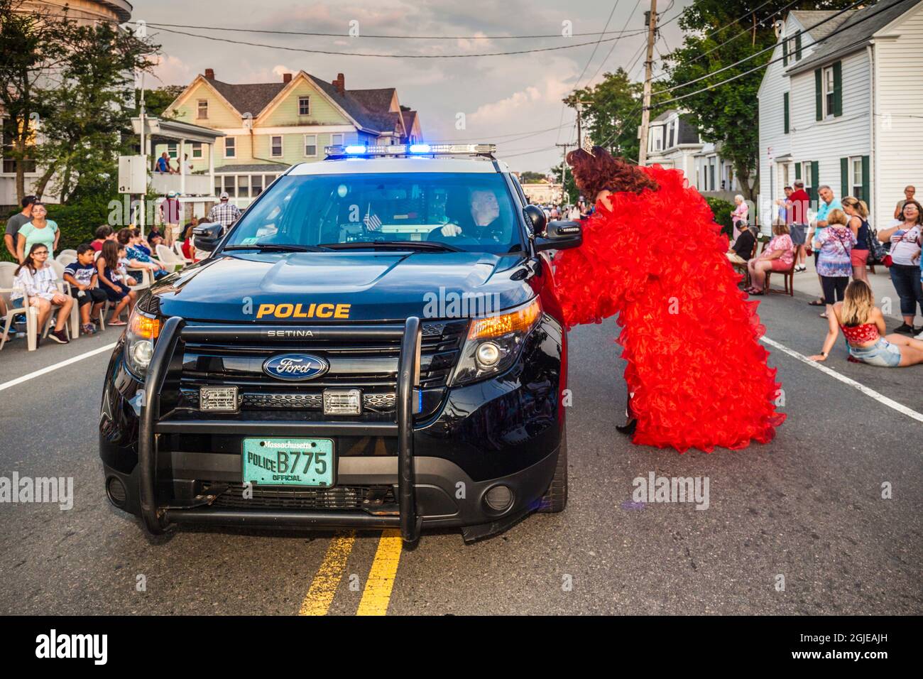 USA, New England, Massachusetts, Cape Ann, Gloucester, Gloucester Horribles Traditional Parade, 3 luglio, auto della polizia e duchessa Gigi, drag queen. Foto Stock