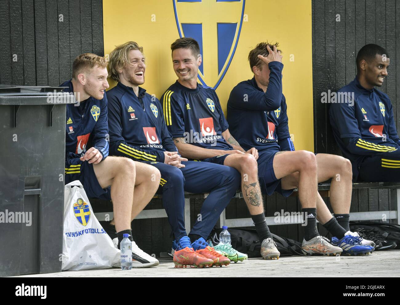 BASTAD 20210526 Dejan Kulusevski, Emil Forsberg, Mikael Lustig, Pierre Bengtsson och Alexander Isak efter onsdagens traning vid fotbollslandslagets samling i Bastad infor EM. Foto: Anders Wiklund / TT / kod 10040 Foto Stock