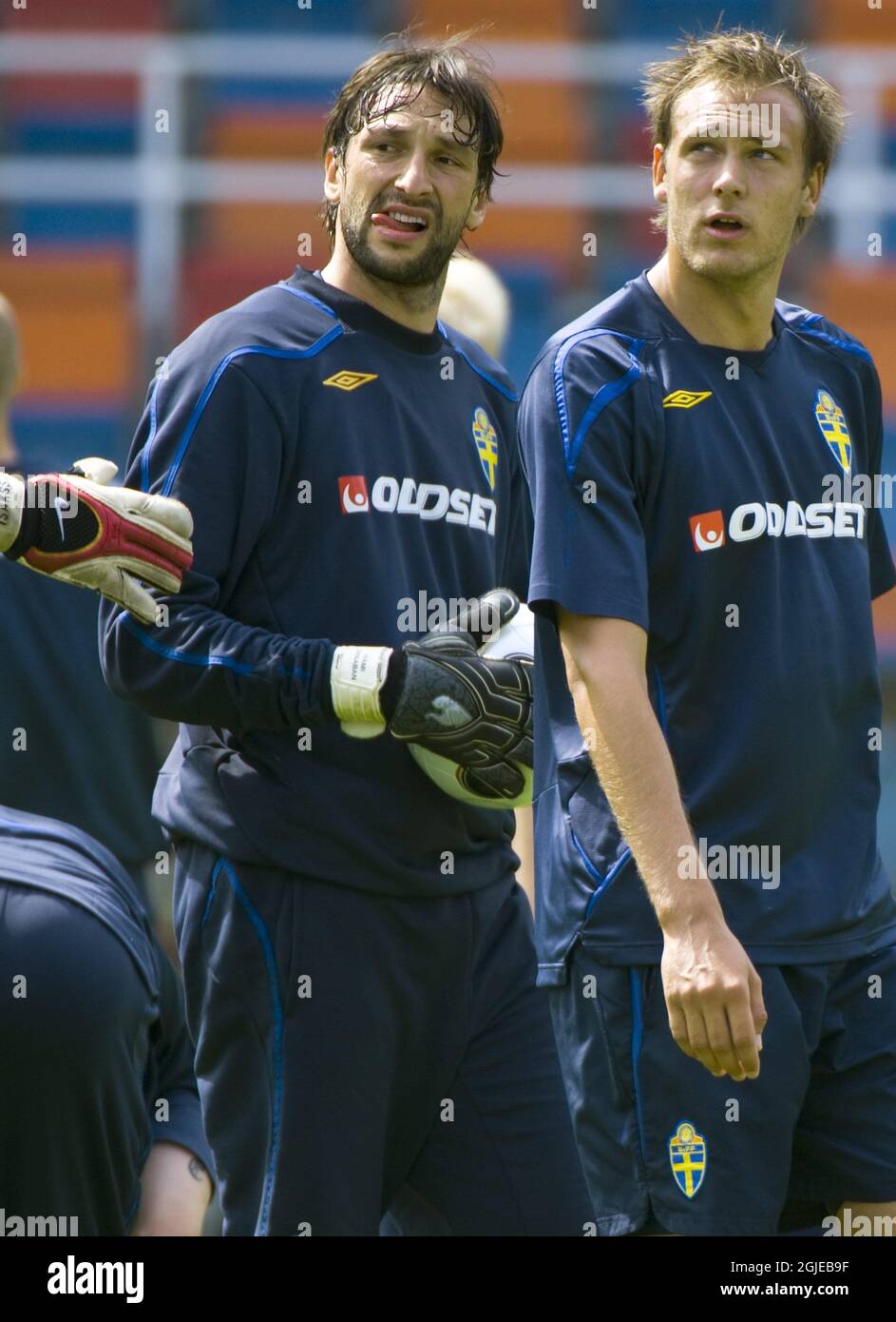 Rami Shaaban e Andreas Granqvist durante una sessione di allenamento allo stadio rasunda di Stoccolma Foto Stock