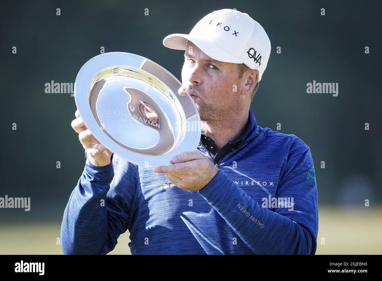 KUNGSBACKA 2021-06-13 Jonathan Caldwell dell'Irlanda del Nord bacia il trofeo dopo aver vinto l'evento di golf misto scandinavo al Vallda Golf & Country Club fuori Gothenburg, Svezia. Foto: Adam IHSE / TT / Kod 9200 Foto Stock