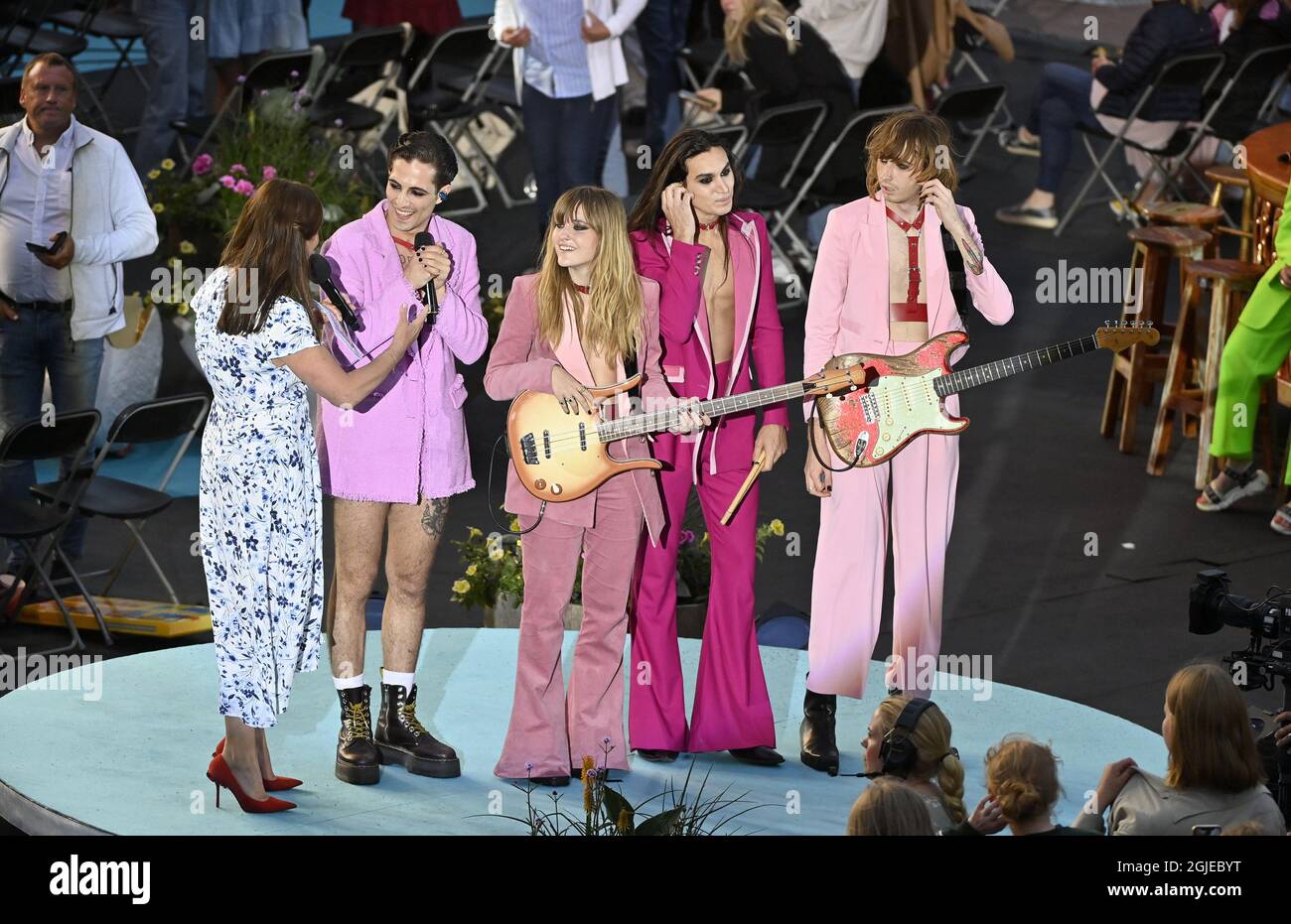 Lotta Engberg con Damiano David, Victoria De Angelis, Ethan Torchio, Thomas Raggi. Di Maneskin, vincitori del Concorso Eurovisione Song, in scena alla lotta pa Liseberg a Gothenburg, Svezia, il 20 giugno 2021. Foto: Tommy Holl / TT code 12033 Foto Stock