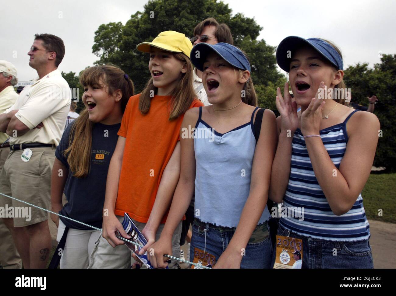 I tifosi acclamano quando la svedese Annika Sorenstam si tacciano nel round di apertura del torneo di golf Colonial PGA Foto Stock