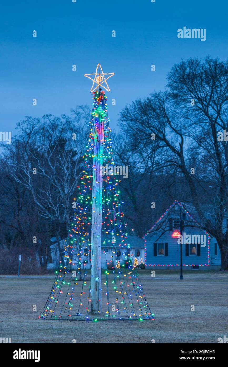 USA, New England, Massachusetts, Rowley, villaggio di decorazioni albero di Natale Foto Stock