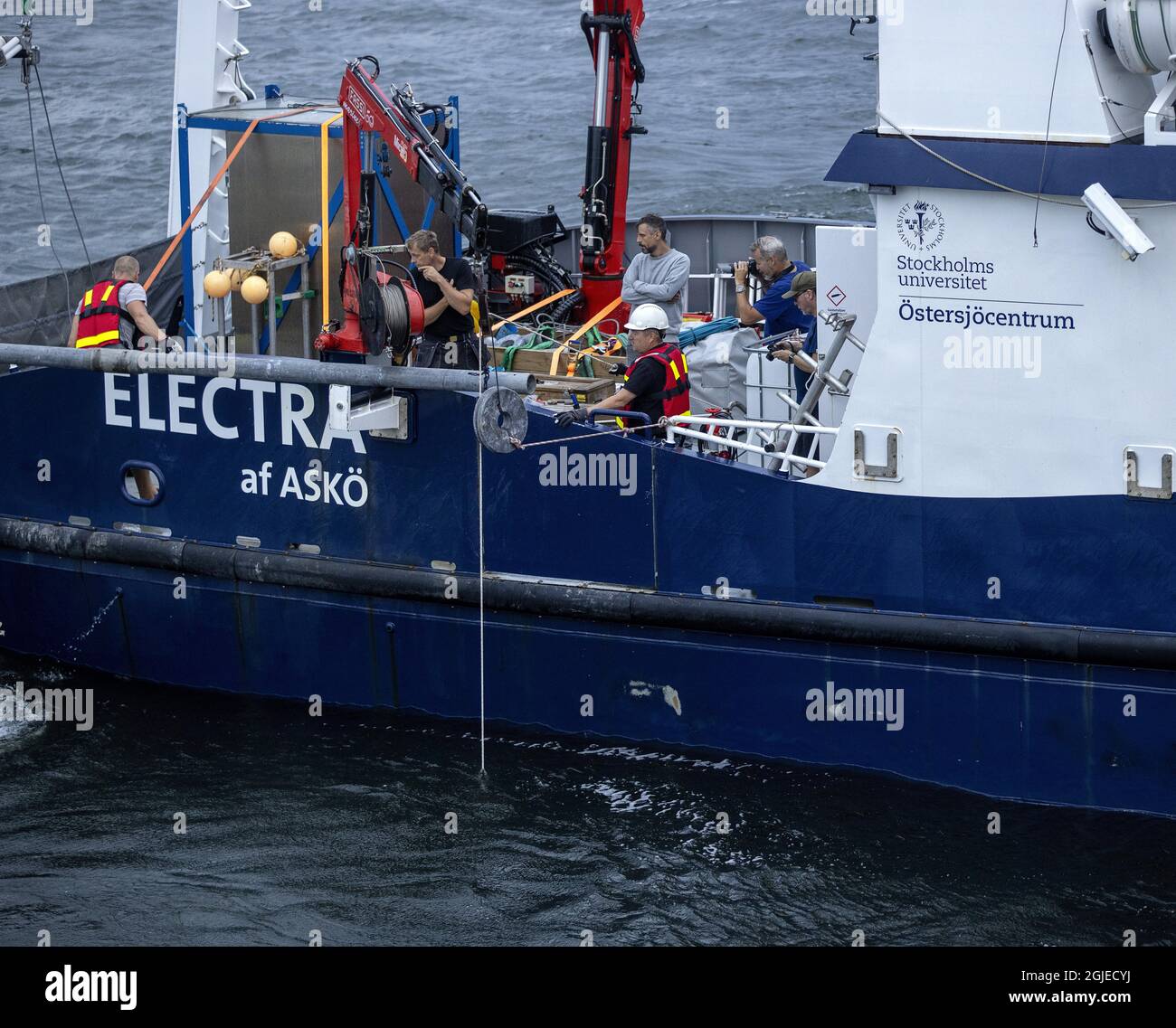 Le attrezzature di misurazione sono abbassate dal vaso di ricerca R/V Electra af Asko al fondale marino dal relitto di MS Estonia sul Mar Baltico 9 luglio 2021. L'autorità svedese per le indagini sugli incidenti ha iniziato il riesame del naufragio della SM Estonia affondata nel 1994. Foto: Stefan Jerrevang / TT kod 60160 Foto Stock Le attrezzature di misurazione sono abbassate dal vaso di ricerca R/V Electra af Asko al fondale marino dal relitto di MS Estonia sul Mar Baltico 9 luglio 2021. L'autorità svedese per le indagini sugli incidenti ha iniziato il riesame del naufragio della SM Estonia affondata nel 1994. Foto: Stefan Jerrevang / TT kod 60160 Foto Stock