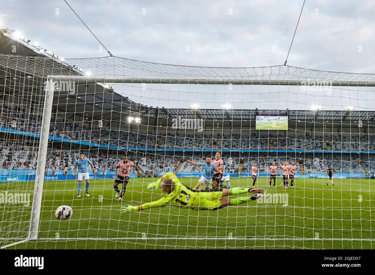 Malmo's Anders Christiansen segna 2-1 dietro il goalie Jakob Tannander di Helsingfors durante la partita di qualificazione della Champions League tra Malmo FF e HJK Helsingfors al Malmo New Stadium di Malmo, Svezia, mercoledì 21 luglio 2021. Foto: Anders Bjuro / TT / code11830 ***SWEDEN OUT*** Foto Stock