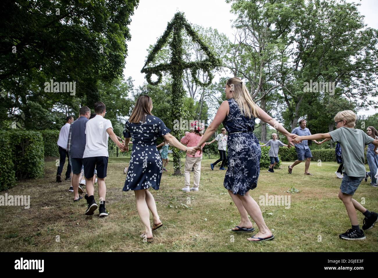 Metà estate in Svezia. Persone che ballano intorno al maypole. Foto: Christine Olsson / TT / Kod 10430 Foto Stock