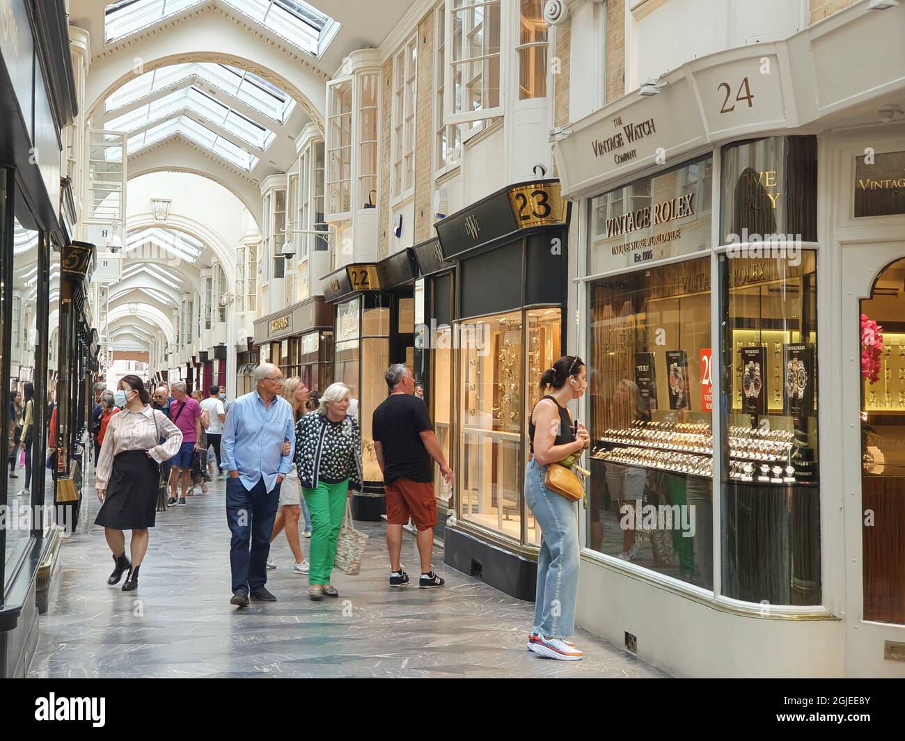 Londra, UK, 9 settembre 2021: Nella Burlington Arcade di Londra alcuni window-shoppers indossano maschere facciali, altri no. Non vi è alcun obbligo legale di indossare maschere per il viso, anche al chiuso, e la galleria può non contare come uno spazio interno a seconda del vostro perseguitivo. Le vie dello shopping di Londra sono più animate di quanto non siano state da tempo, se non completamente recuperate a livelli pre-pandemici. Anna Watson/Alamy Live News Foto Stock