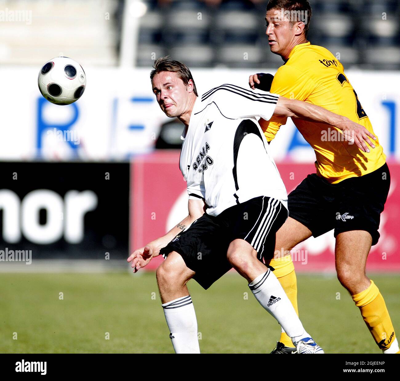 Vadim Demidov di Rosenborg e i NAC Ahmed Ammi durante la Coppa Intertoto round 3 partita Rosenborg (Norvegia) - NAC Breda (Olanda). Foto Stock