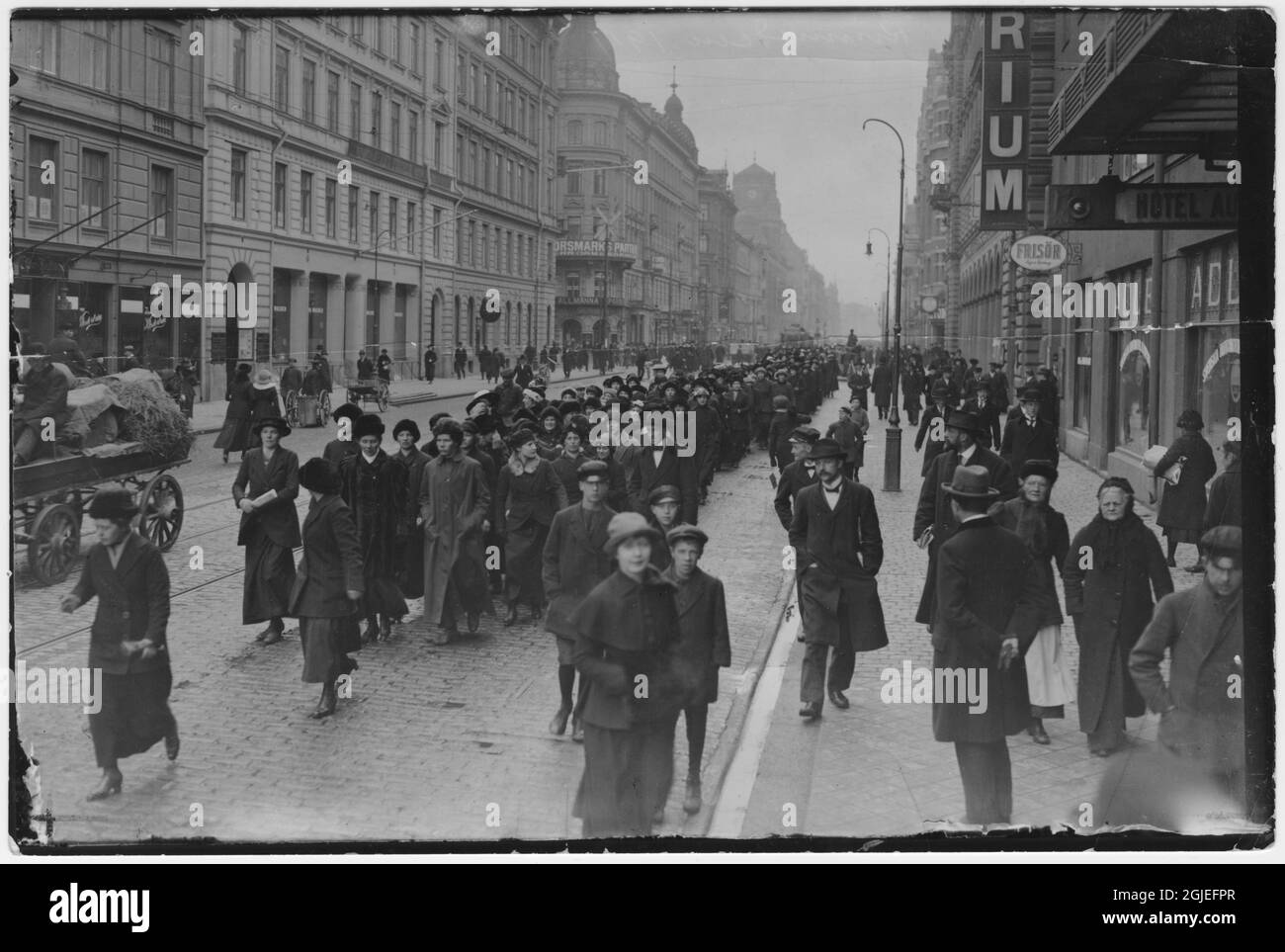 Una marcia per la fame femminile a Vasagatan a Stoccolma prima dei disordini della fame del 1917. Foto Stock