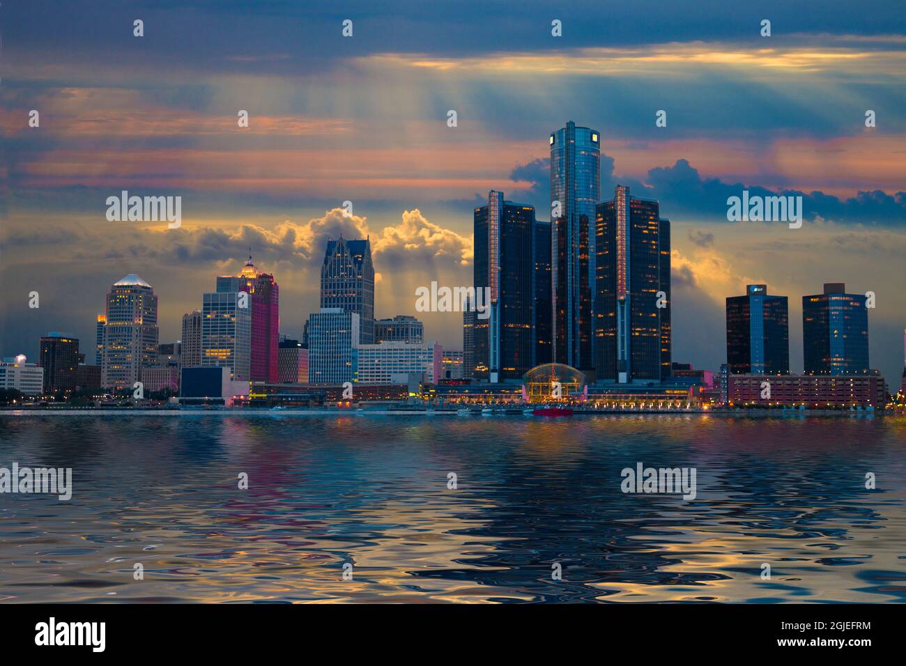USA, Michigan. Tramonto nuvoloso sullo skyline del centro di Detroit. Foto Stock