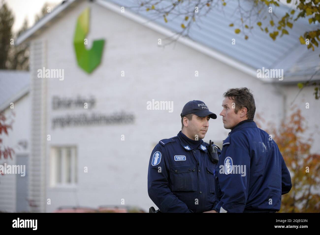 Polizia al di fuori della scuola professionale Kauhajoki per adulti a Kauhajoki, Finlandia. Un cannoniere aprì il fuoco agli studenti. Secondo informazioni 11 studenti, compreso lo sparatutto, sono stati uccisi. Foto Stock