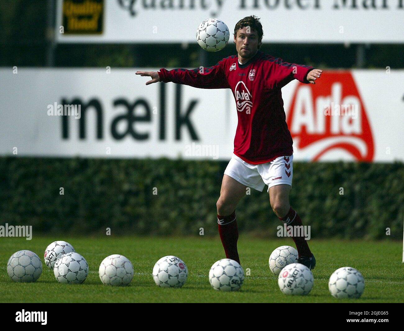 Peter Madsen in Danimarca è viziato per la scelta mentre si allena con dieci palle da calcio Foto Stock