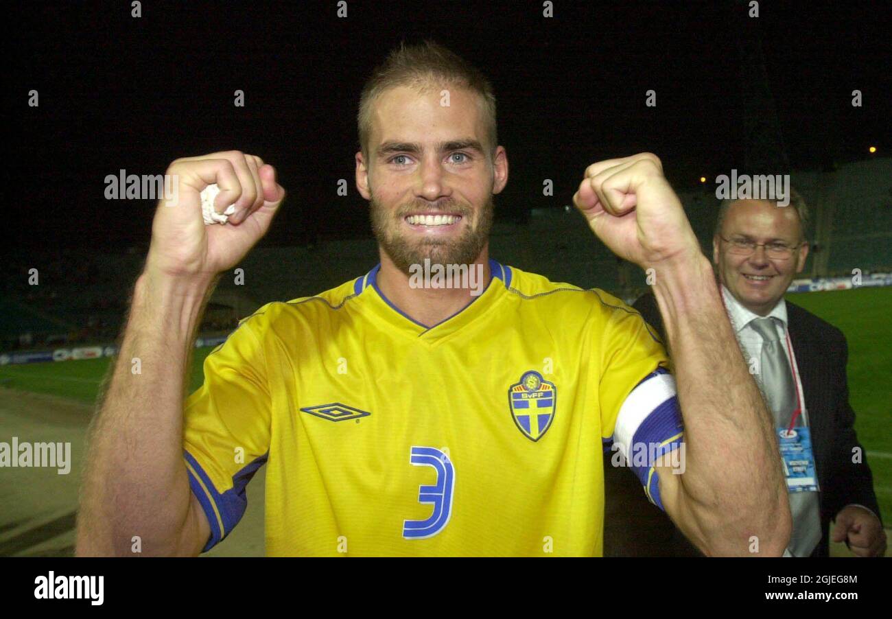 Olof Mellberg, il portiere svedese, celebra la vittoria e le qualifiche per le finali Foto Stock