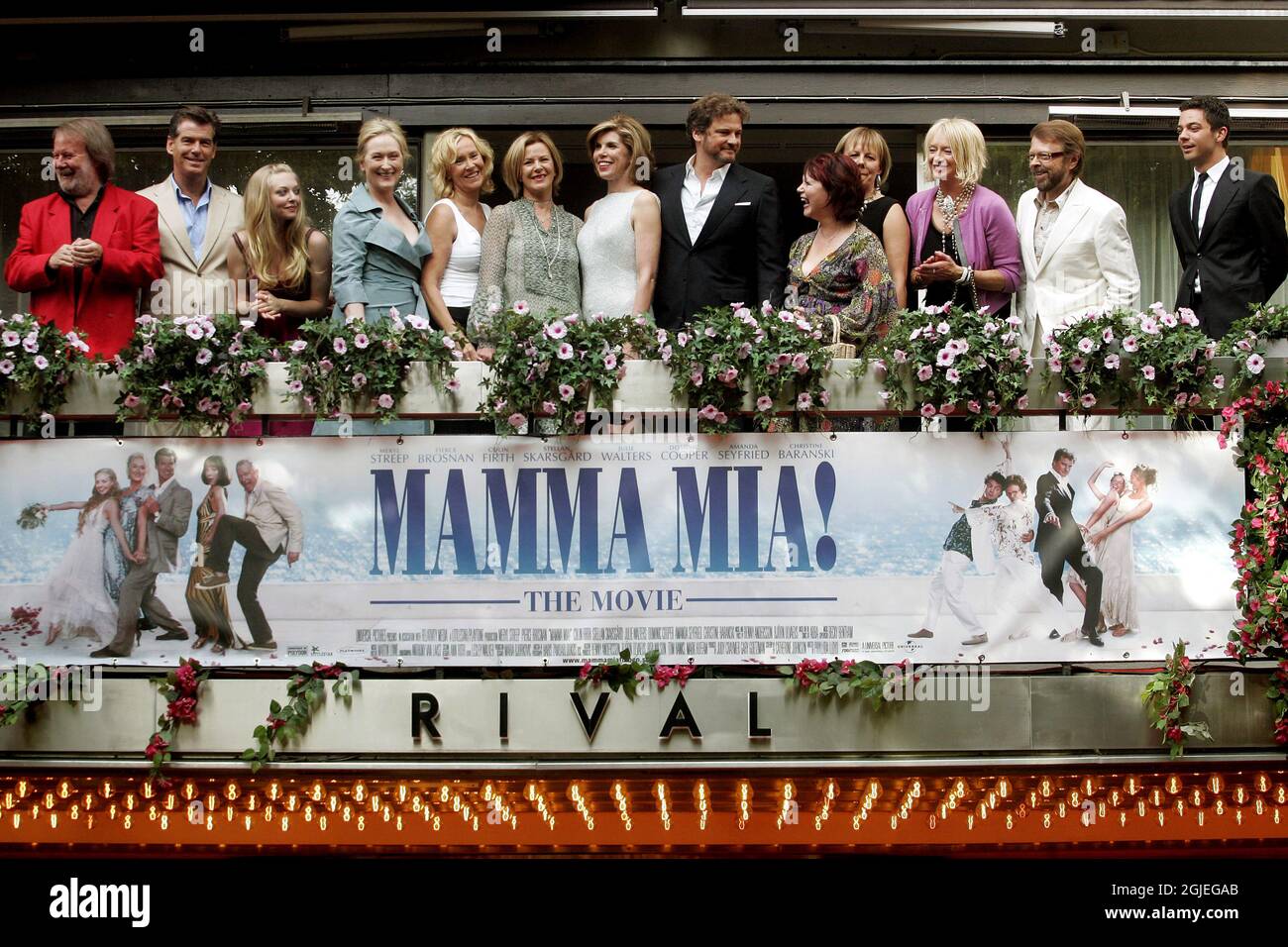 Benny Andersson, Pierce Brosnan, Amanda Seyfried, Meryl Streep, Agnetha Faltskog, Annifrid Reuss, Christine Baranski, Colin Firth, Catherine Johnson, Phyllida Lloyd, Judy Craymer e Dominic Cooper arrivano alla prima di 'Mamma mia!' Foto Stock