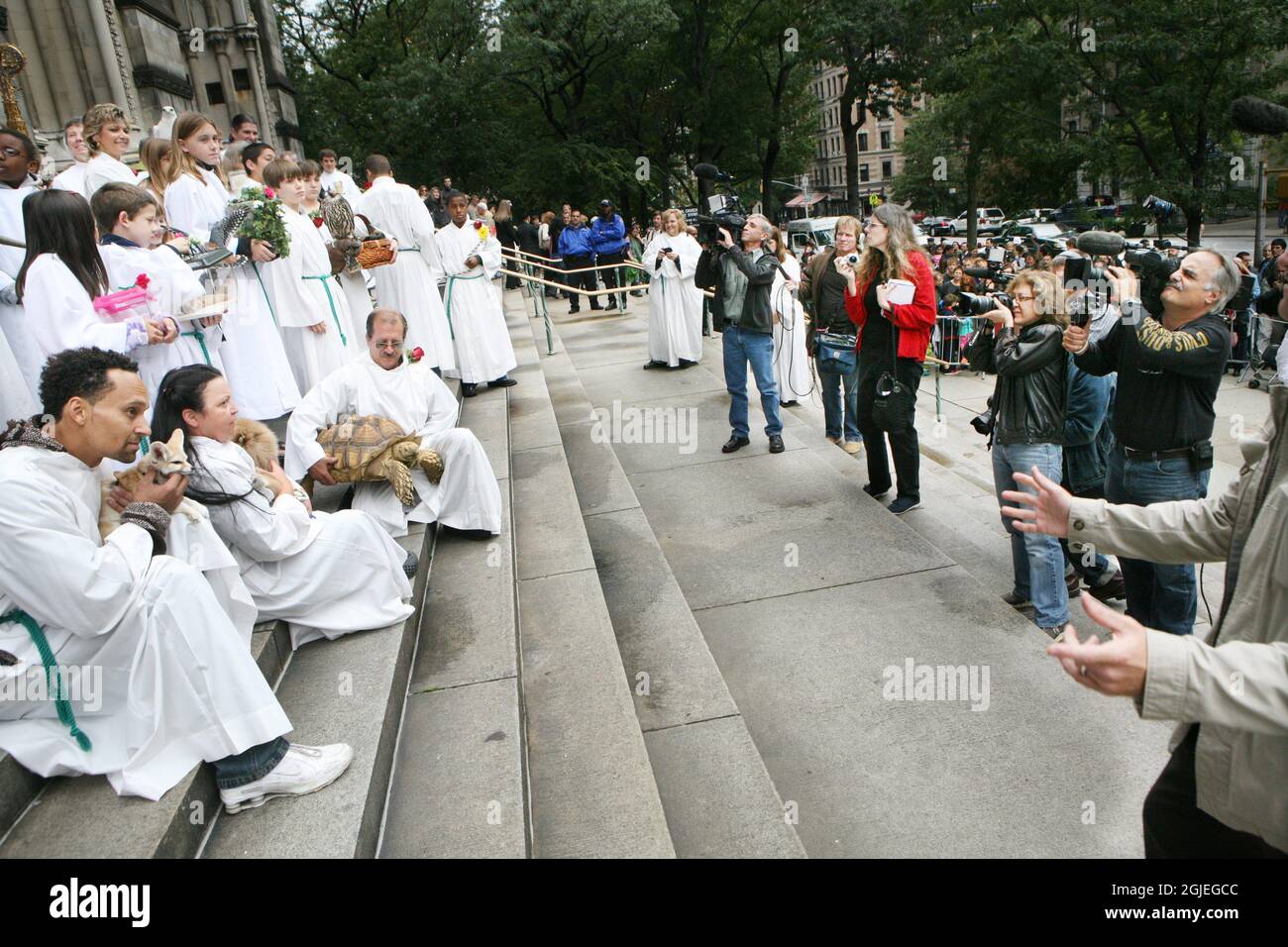 I custodi con i loro animali domestici fuori dalla cattedrale di St Johns a New York. La benedizione annuale degli animali domestici della città si è verificata nella Cattedrale Foto Stock