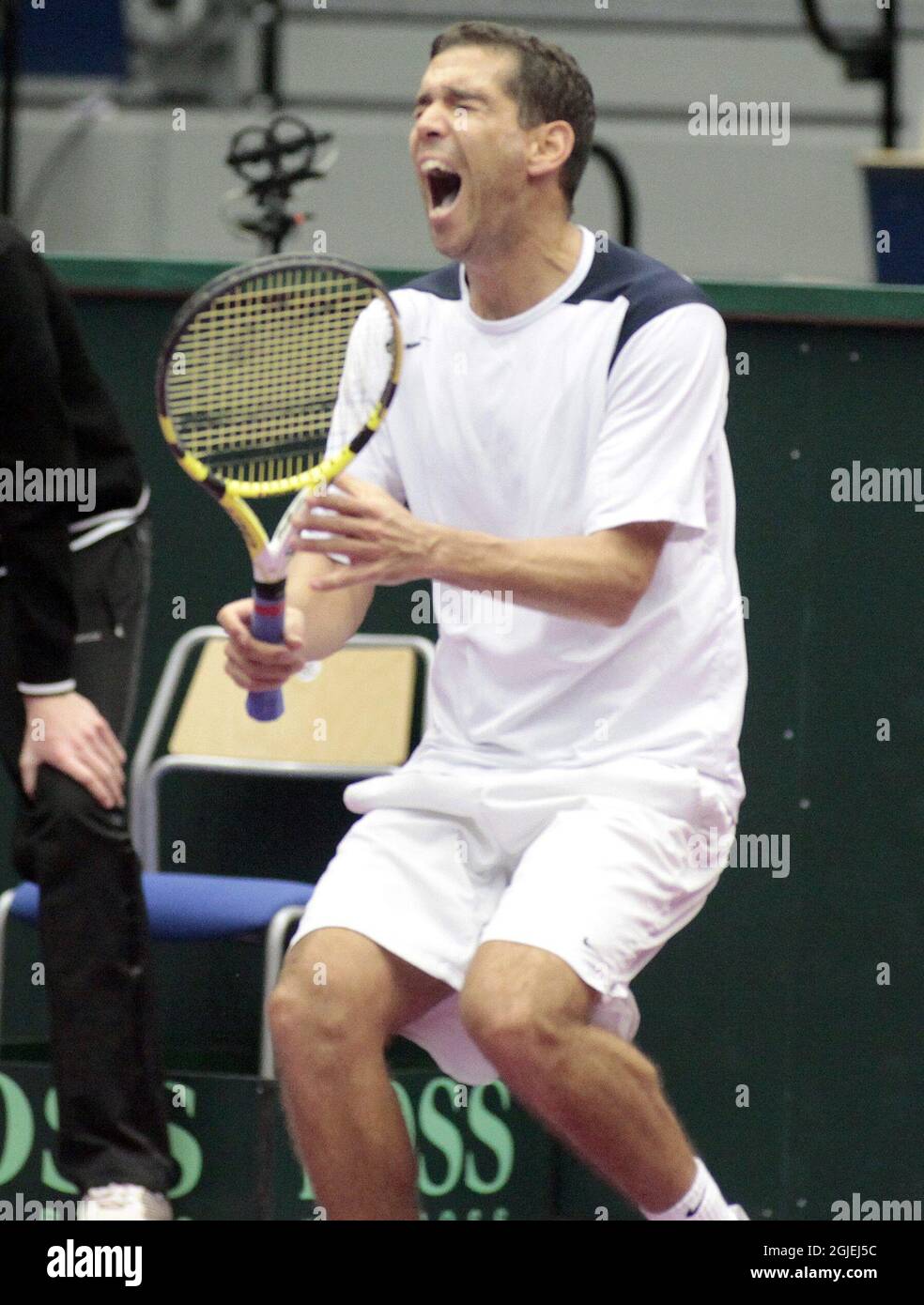 Harel Levy di Israele celebra la sconfitta svedese di Andreas Vinciguerra dopo il loro primo turno di tennis Coppa Davis, il quinto e decisivo, nella Baltic Arena di Malmo, Svezia. Israele ha vinto il 1° turno 3-2. Foto Stock