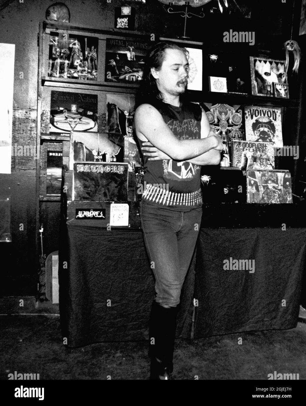 Gothic ROCKER Euronymous, noto anche come Oystein Aarseth della band metal Mayhem. Euronymous è stato brutalmente assassinato dal rivale satanista Death Metal ROCKER Vang Vikernes (non illustrato) nel 1993, che attualmente serve 21 anni di carcere per l'omicidio. La firebrigata al fuoco della Chiesa di Skjolds nei pressi di Haugesund, Norvegia di cui Vorg Vikernes è accusato. Foto Stock
