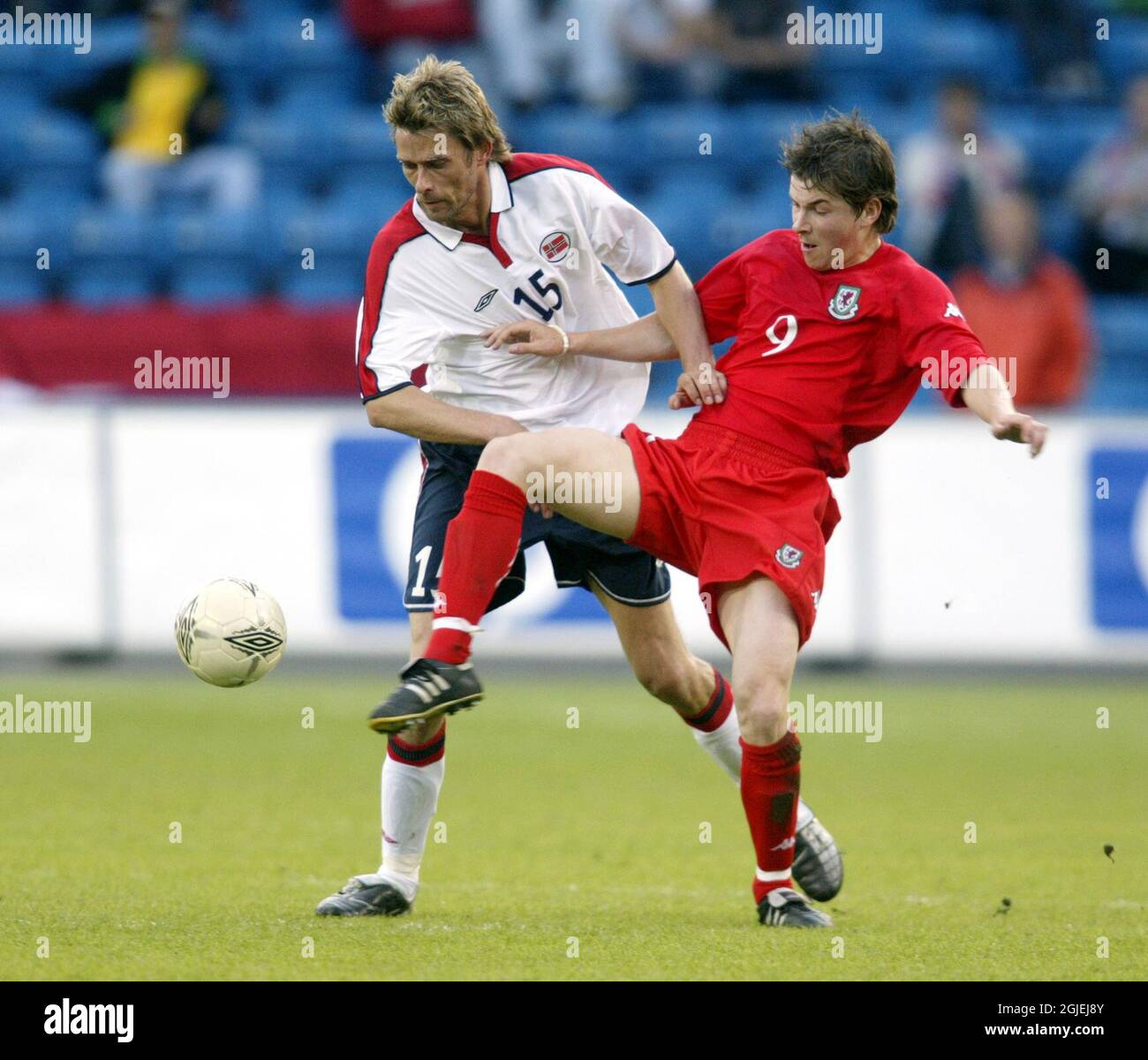 John Oster (r) del Galles e Andre Bergdolmo (l) della Norvegia si inchettano sulla palla Foto Stock