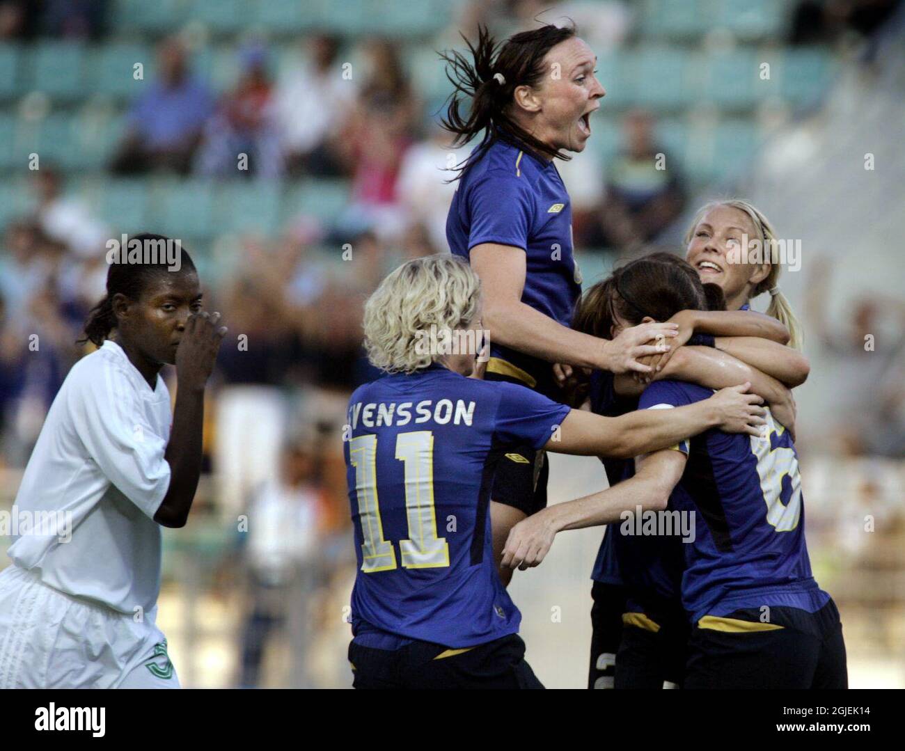 Malin Mostrom (il più alto) in Svezia celebra il traguardo vincente con i compagni di squadra (R-L) Frida Ostberg, Viktoria Svensson e Josefin Okvist. Foto Stock