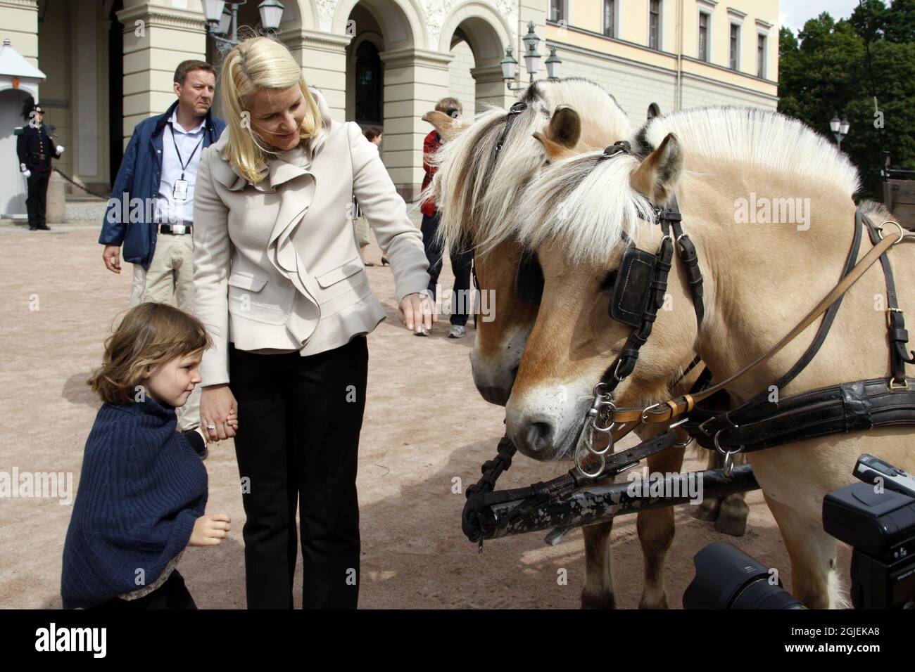 OSLO 20090605: La principessa norvegese Ingrid Alexandra ha ricevuto il Miljoagentparaden, una manifestazione rispettosa dell'ambiente, insieme alla madre, la principessa Crown mette Marit, alla corte reale di Oslo venerdì. Foto: Lise Aserud / SCANPIX NORGE / SCANPIX / kod 20520 Foto Stock