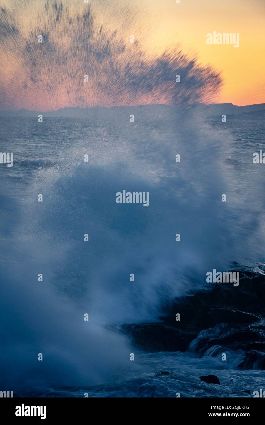 USA, Minnesota, Lake Superior. Le onde del lago si infrangono sulle rocce al tramonto. Credit as: Jay o'Brien / Galleria Jaynes / DanitaDelimont.com Foto Stock