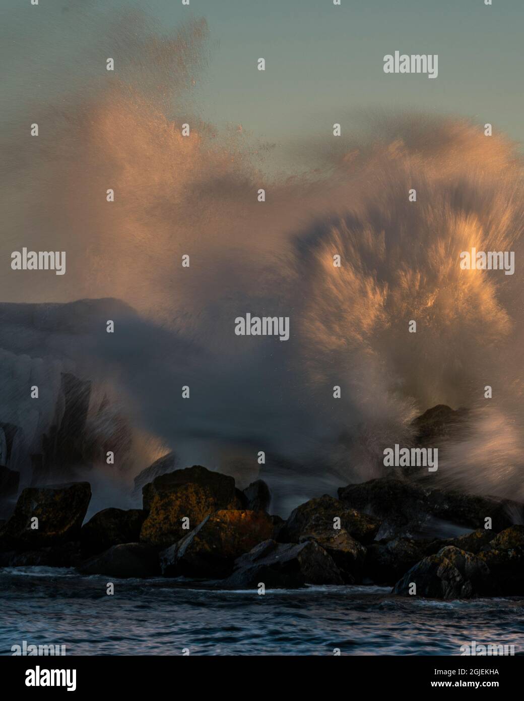 USA, Minnesota, Lake Superior. Le onde del lago si infrangono sulle rocce al tramonto. Credit as: Jay o'Brien / Galleria Jaynes / DanitaDelimont.com Foto Stock