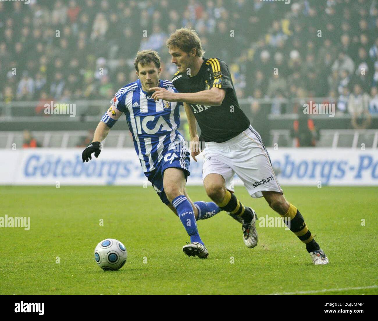 Tobias Hysen di IFK Gothenburg e Jos Hooiveld di AIK combattono per la palla Foto Stock