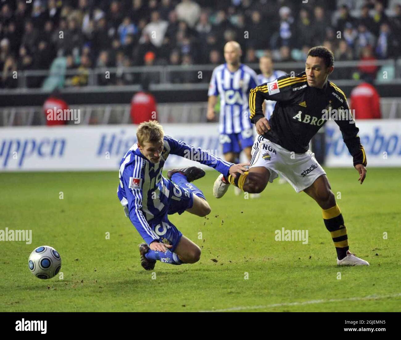 Sebastian Eriksson dell'IFK Gothenburg e Antonio Flavio dell'AIK Gothenburg combattono per la palla Foto Stock