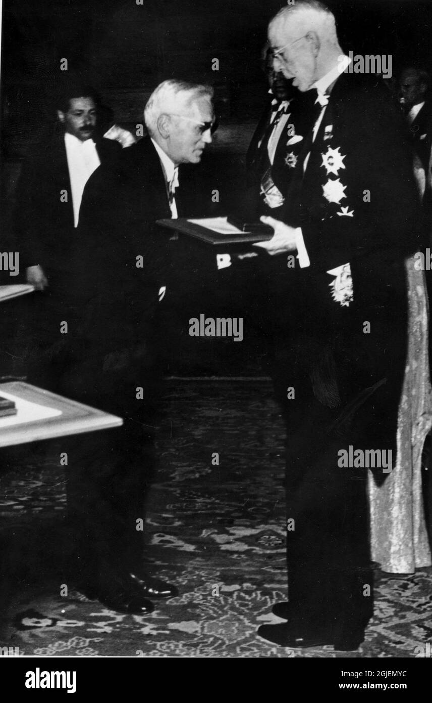 Il laureato in medicina Sir Alexander Fleming, riceve il suo premio dalla mano di sua Maestà re Gustavo V di Svezia. Fleming condivide il premio con Ernst B. Chain e Howard Florey. Foto: Pressens Bild / TT code 194 Foto Stock