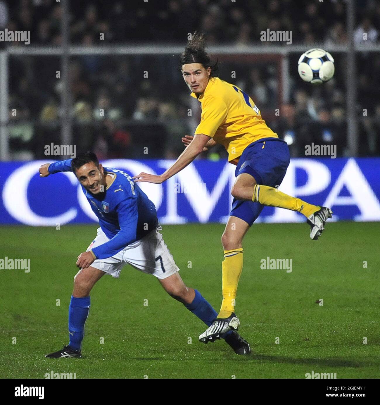 Mikael Lustig in Svezia e Marco Marchionni in Italia lottano per la palla Foto Stock