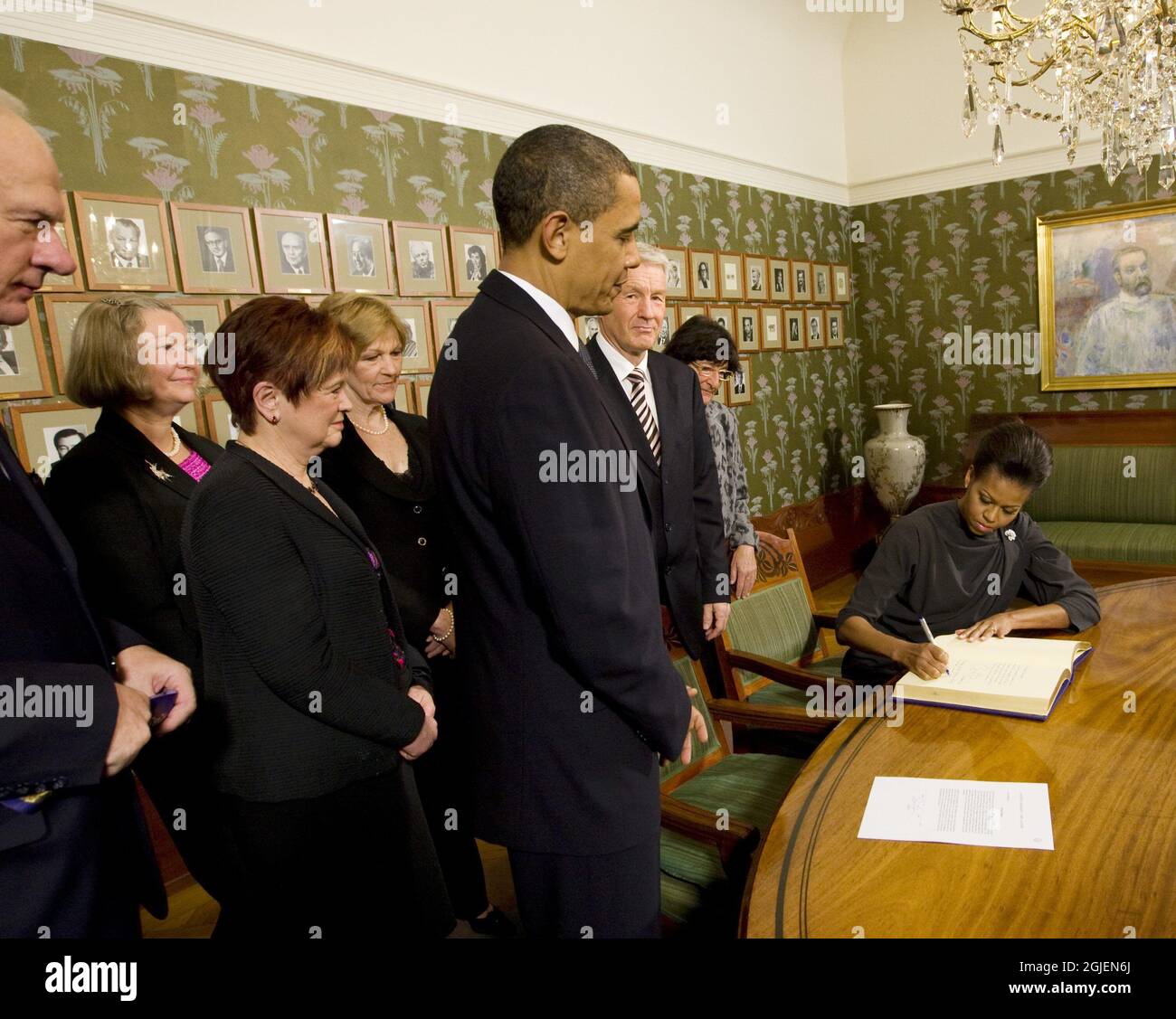 Il presidente DEGLI STATI UNITI Barack Obama guarda come First Lady Michelle Obama firma il libro degli ospiti al Nobel Institute di Oslo, Norvegia Foto Stock